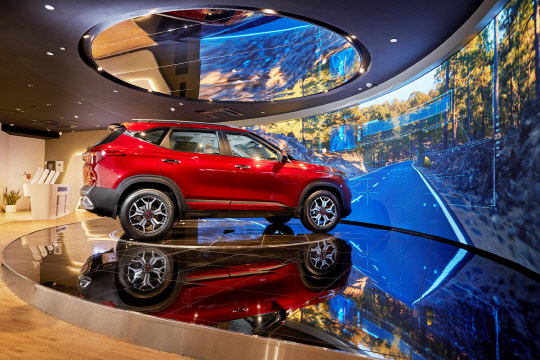 기아자동차는 10일(현지시간) 인도 구르가온의 복합상업시설 DLF 사이버 허브에서 브랜드 체험 공간 '비트360 델리' 개관식을 개최했다고 밝혔다. 사진은 비트360 델리에 전시된 기아차 셀토스.    기아자동차 제공